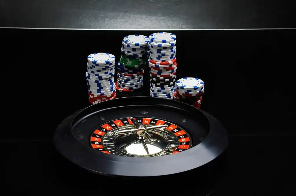 Sports and casino-style entertainment layout for 77 casino mobile readers